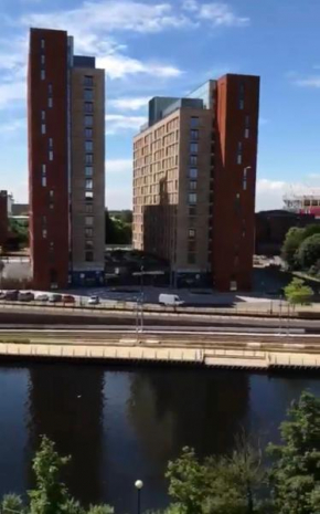 Large Double Ensuite Room in Luxury Building - Ideal for Professional or Mature Student